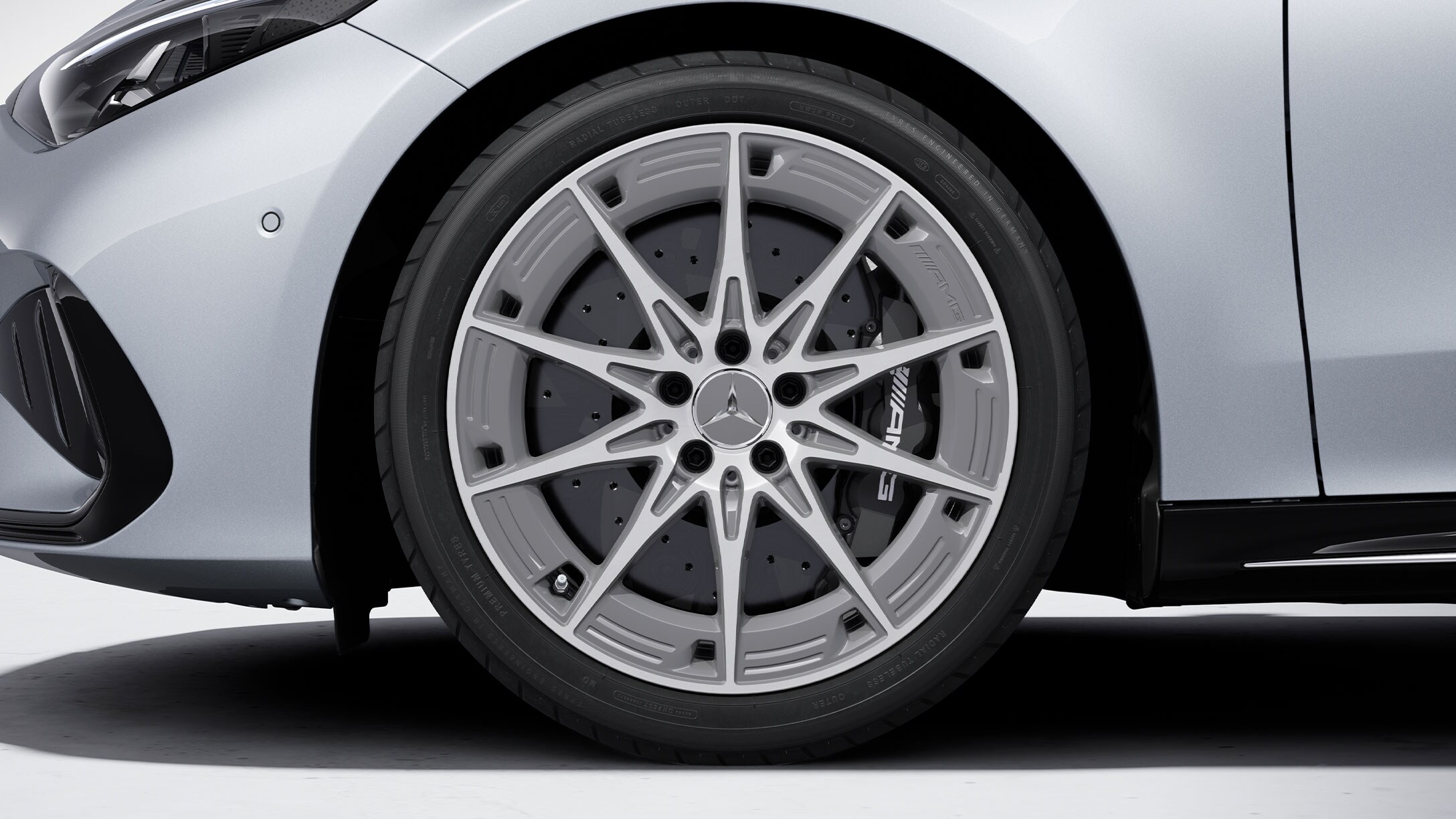 O novo Mercedes-AMG CLA 45 4MATIC+ elétrico com pinças de travão pretas.