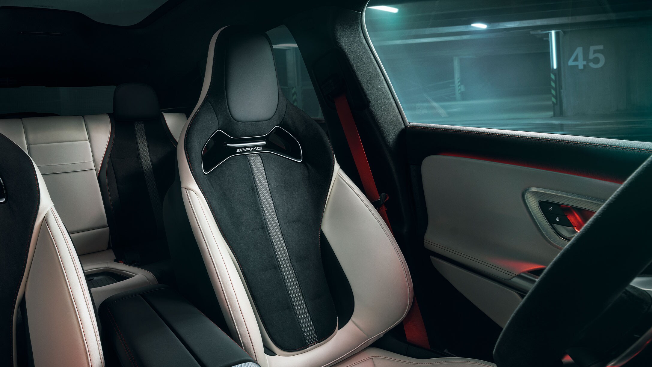 O totalmente novo Mercedes-AMG CLA 45 4MATIC+ elétrico com cintos de segurança vermelhos.