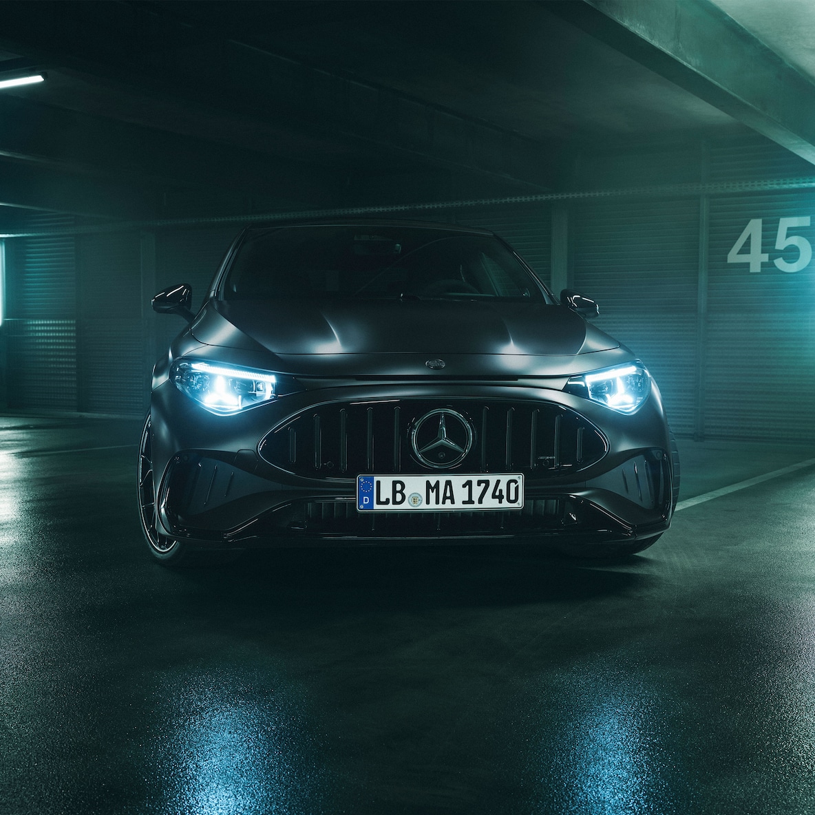 A parte dianteira específica da AMG do novo Mercedes-AMG CLA 45 4MATIC+ elétrico.