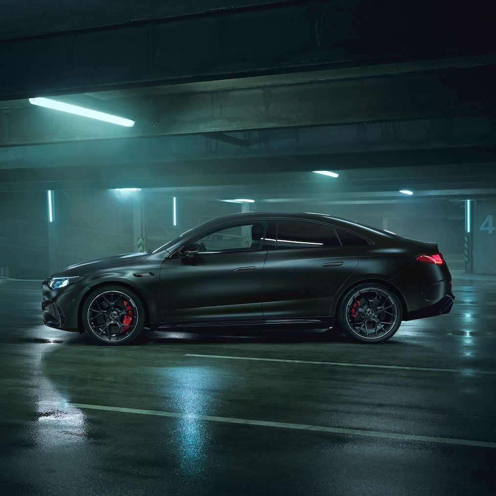 A pintura MANUFAKTUR cinzento Graphite magno do novo Mercedes-AMG CLA 45 4MATIC+ elétrico.