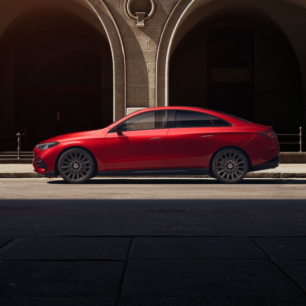 Vista dianteira lateral a partir de uma perspetiva ligeiramente elevada graças ao teto panorâmico do Mercedes-Benz CLA C174.