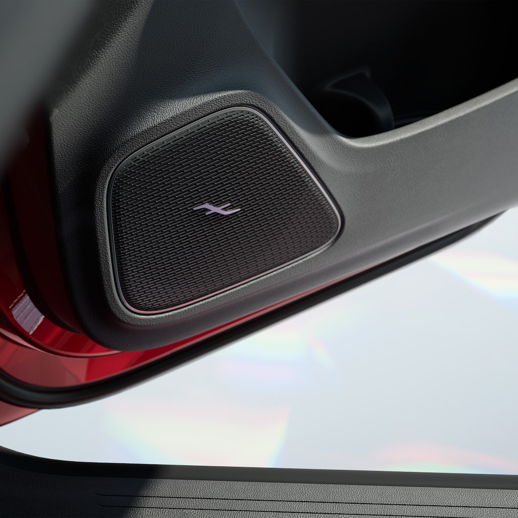 Grande plano de um altifalante do sistema de som surround Burmester®.