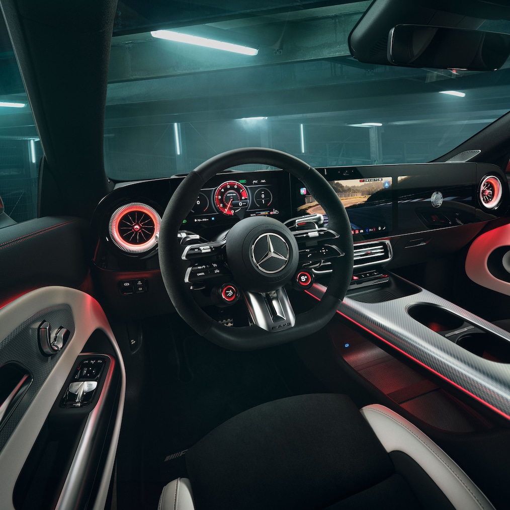 O volante AMG Performance no novo Mercedes-AMG CLA 45 4MATIC+ Shooting Brake elétrico.