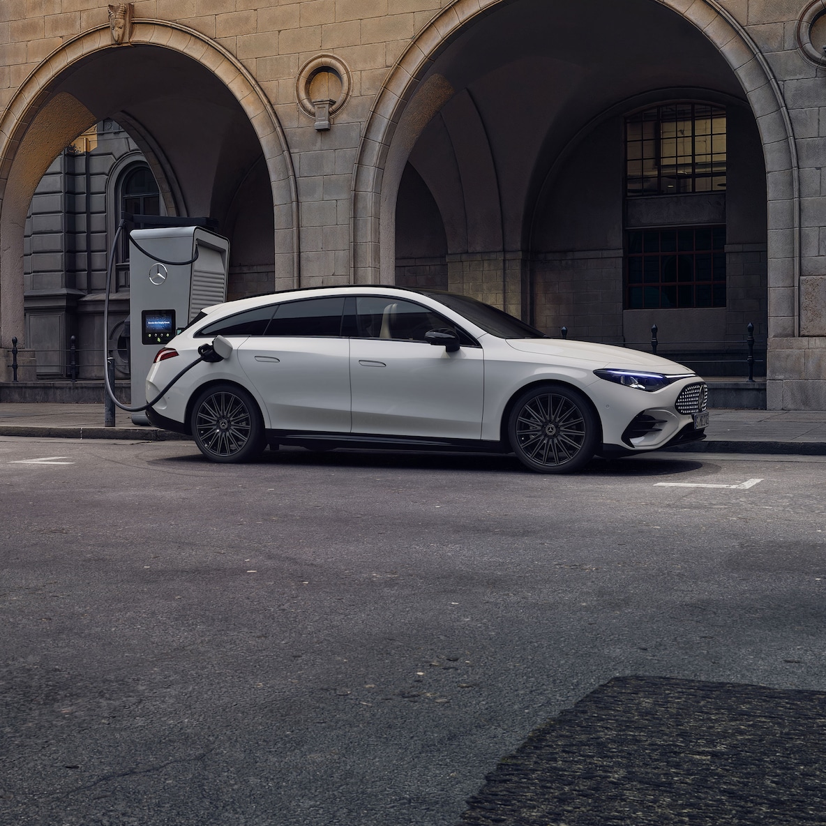 O CLA Shooting Brake elétrico numa estação de carregamento.