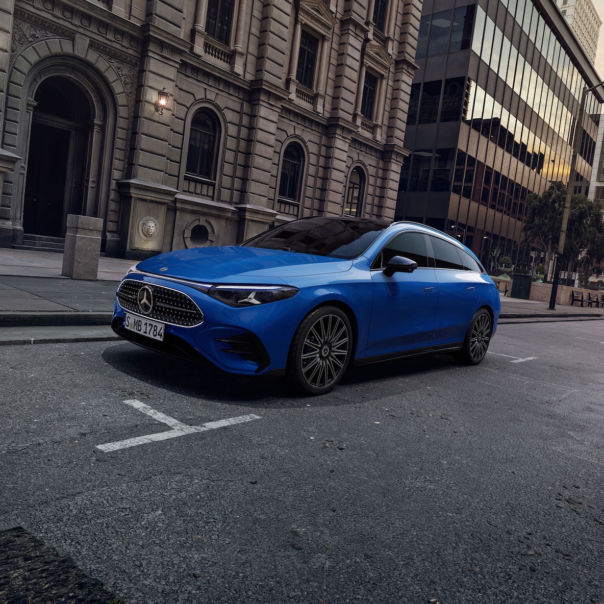 Vista lateral traseira do Mercedes-Benz CLA Shooting Brake com Linha AMG Plus.