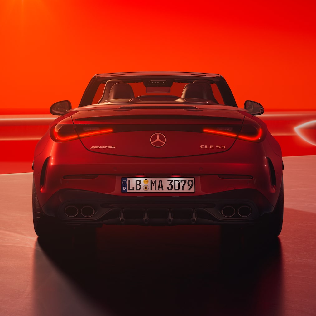 Vista frontal da traseira do Mercedes-AMG CLE 53 4MATIC+ Cabriolet.