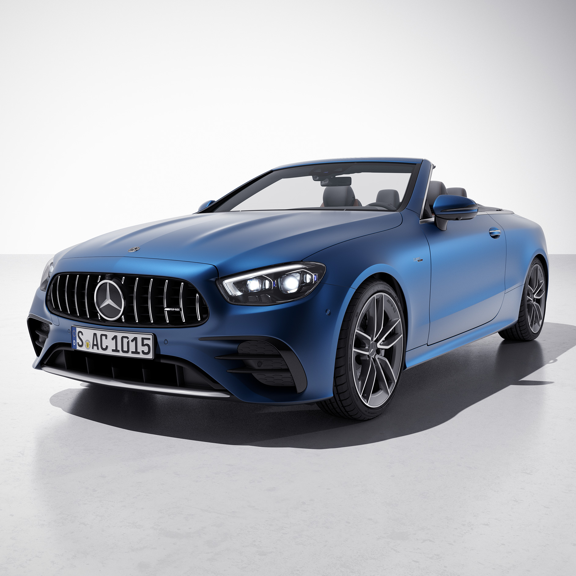 Pinturas | Classe E Cabrio | Mercedes-AMG Vista frontal lateral do Mercedes-AMG Classe E Cabrio.