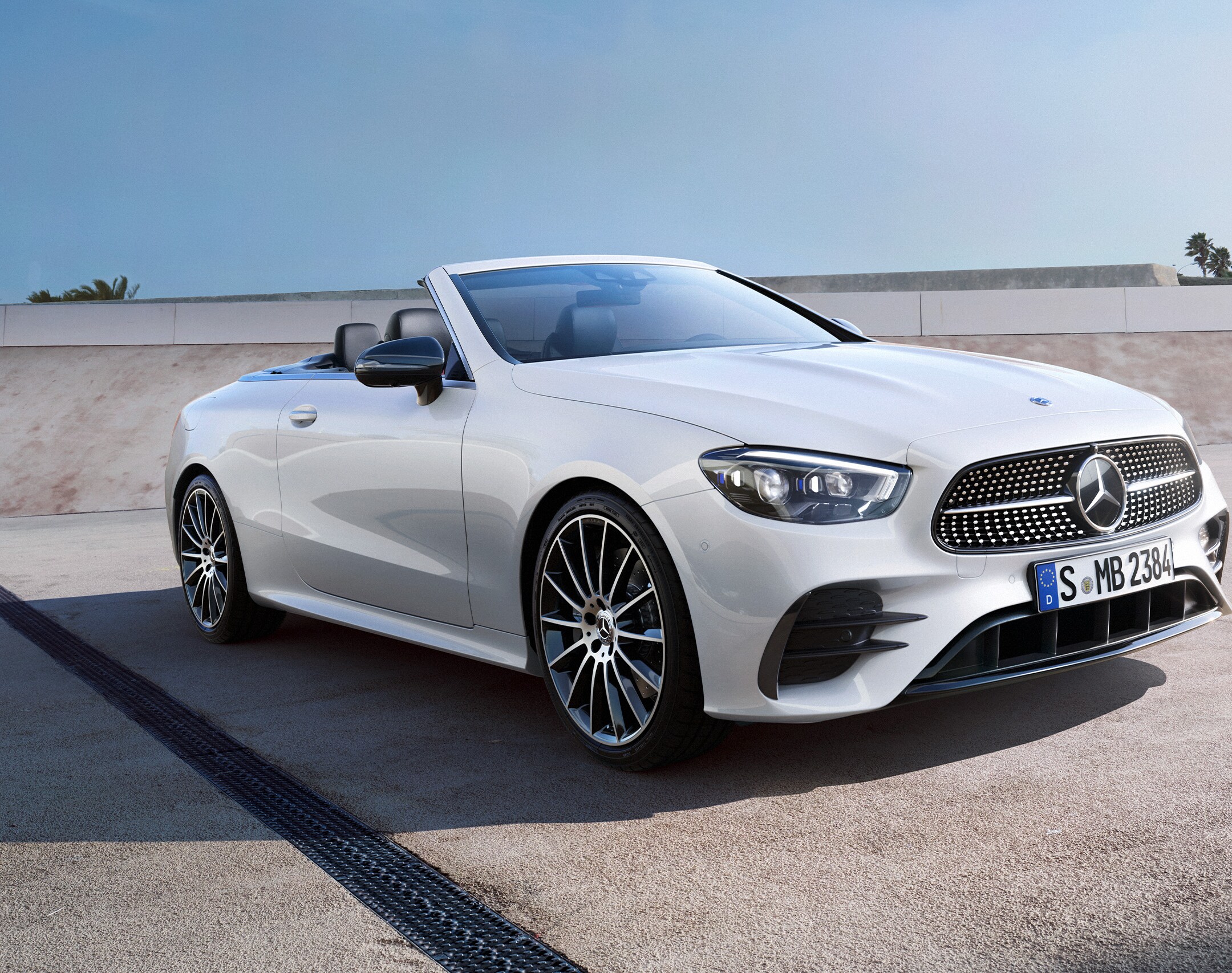 Vista frontal do Mercedes-Benz Classe E Cabrio.