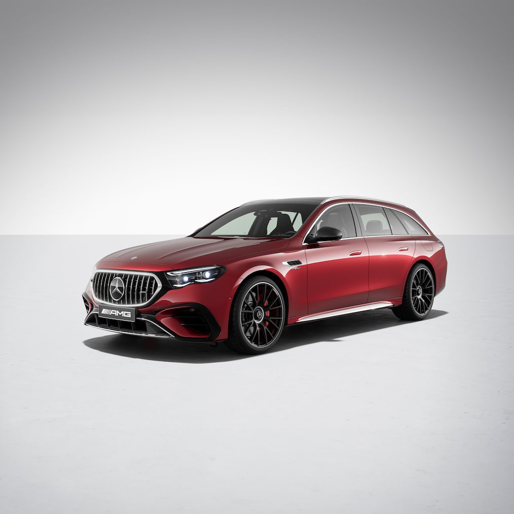 Vista lateral frontal do Mercedes-AMG E 53 HYBRID 4MATIC+ Estate com Pack Night AMG I & II.