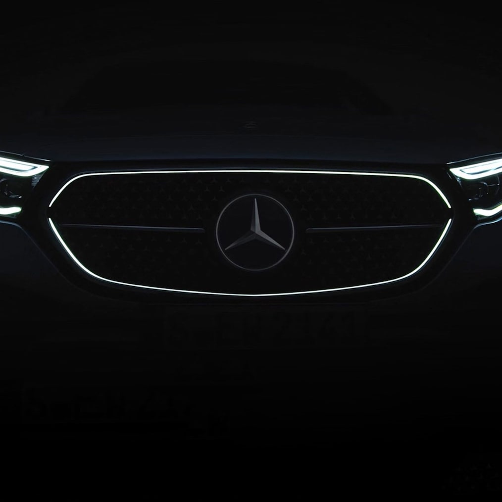 O revestimento do radiador iluminado do Mercedes-Benz Classe E Station.
