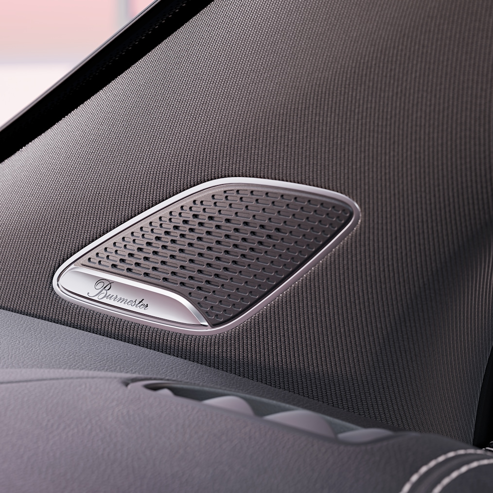 Grande plano de um alto-falante do sistema de som surround Burmester®.