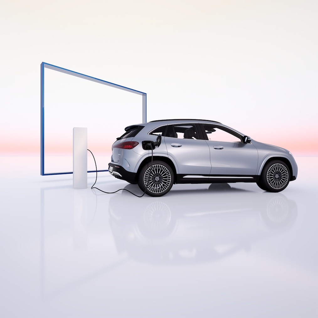 Vista de um Mercedes-Benz EQA parado numa estação de carregamento.