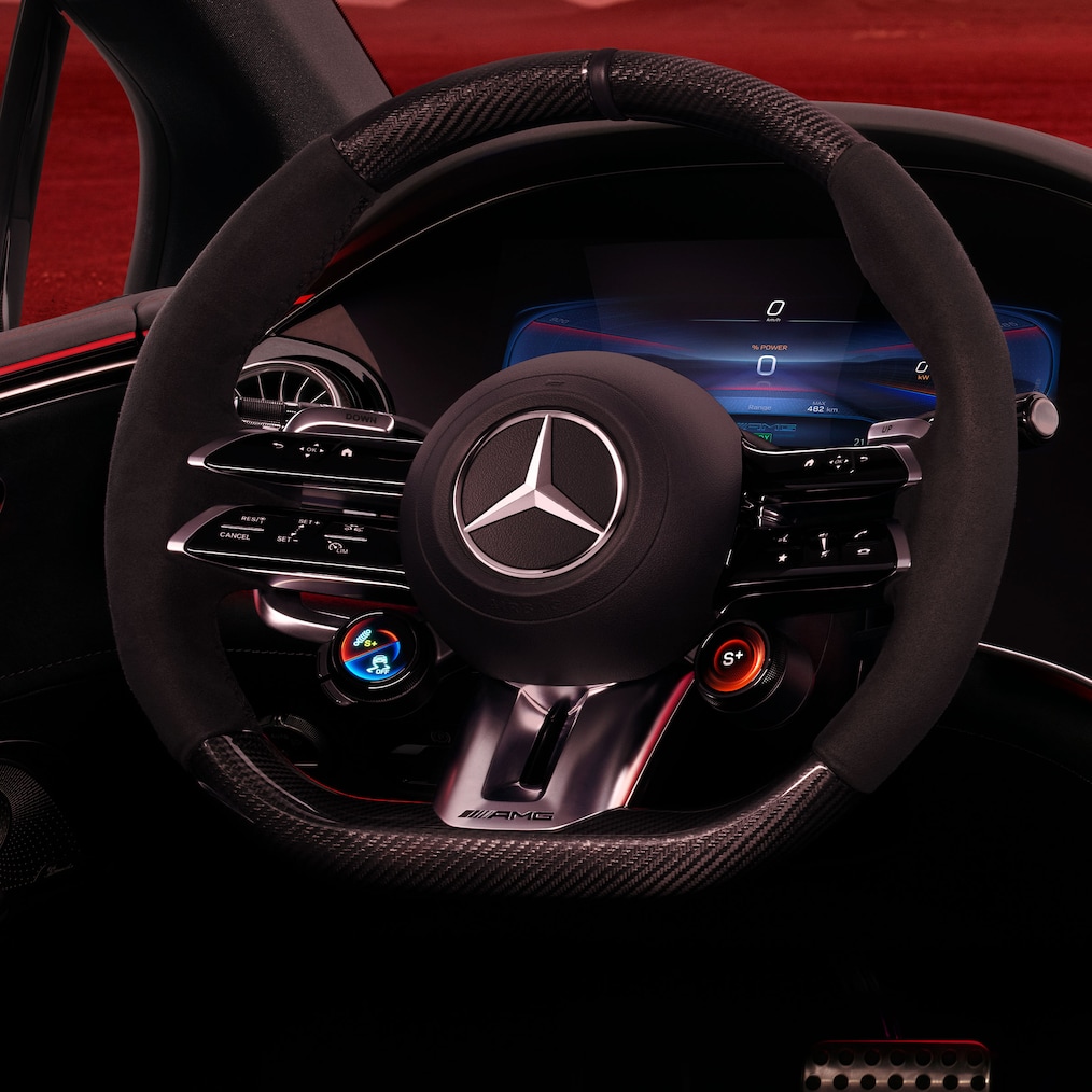 As teclas do volante AMG no interior do Mercedes-AMG EQE Limousine.
