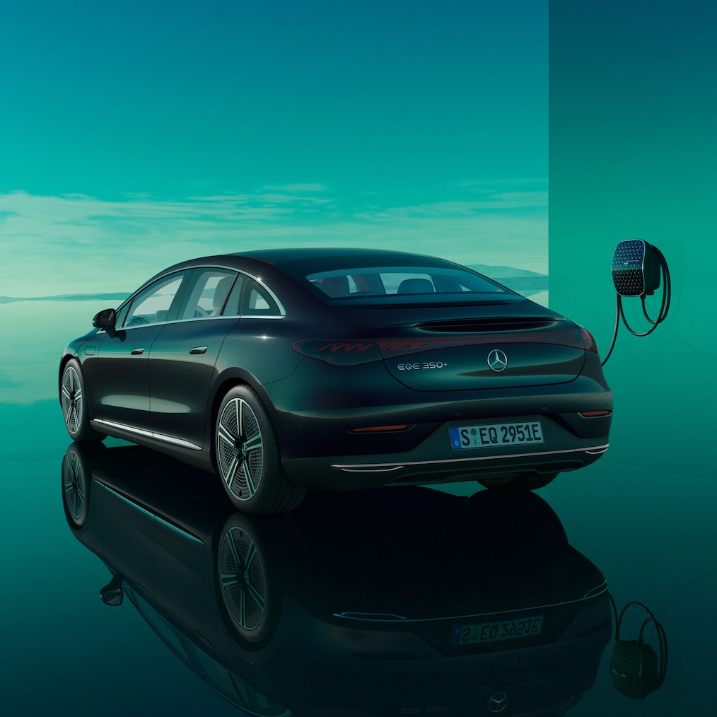 O EQE Limousine a carregar numa Mercedes-Benz Wallbox disponível separadamente.