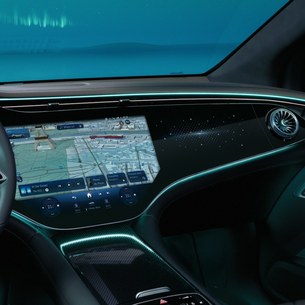 Vista frontal do MBUX Hyperscreen no EQE SUV da Mercedes-Benz.