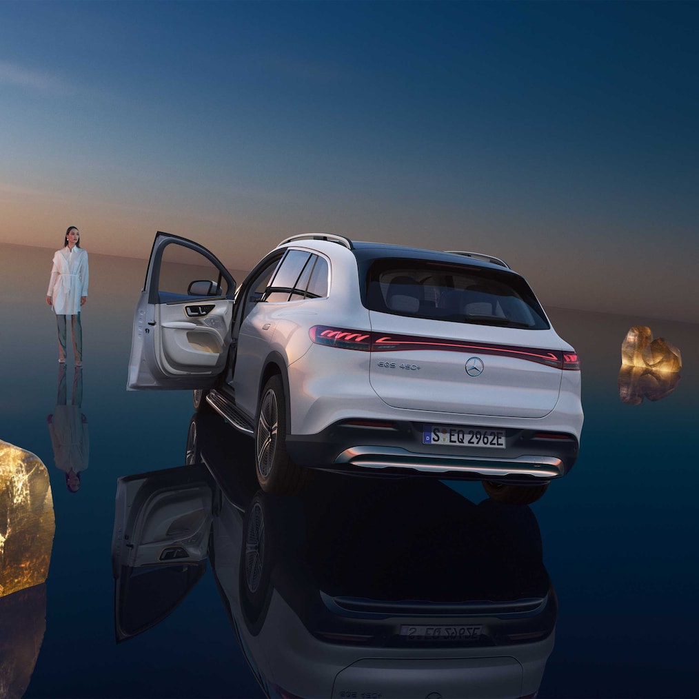 Vista traseira do EQS SUV com a porta do condutor aberta.