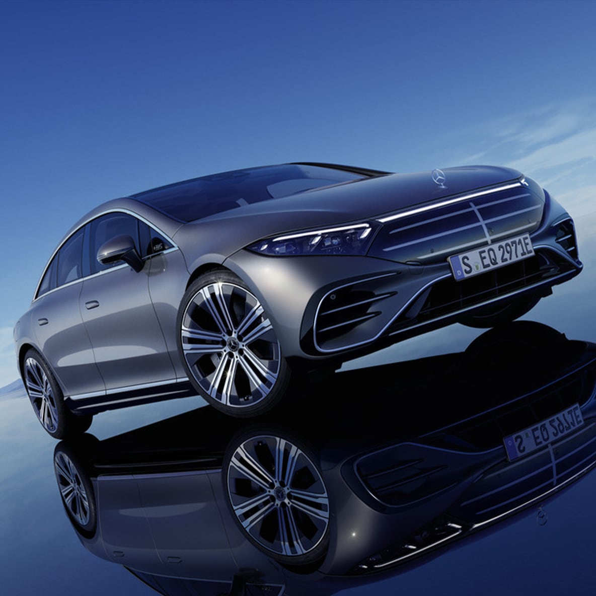Vista frontal lateral do EQS Limousine da Mercedes-Benz.