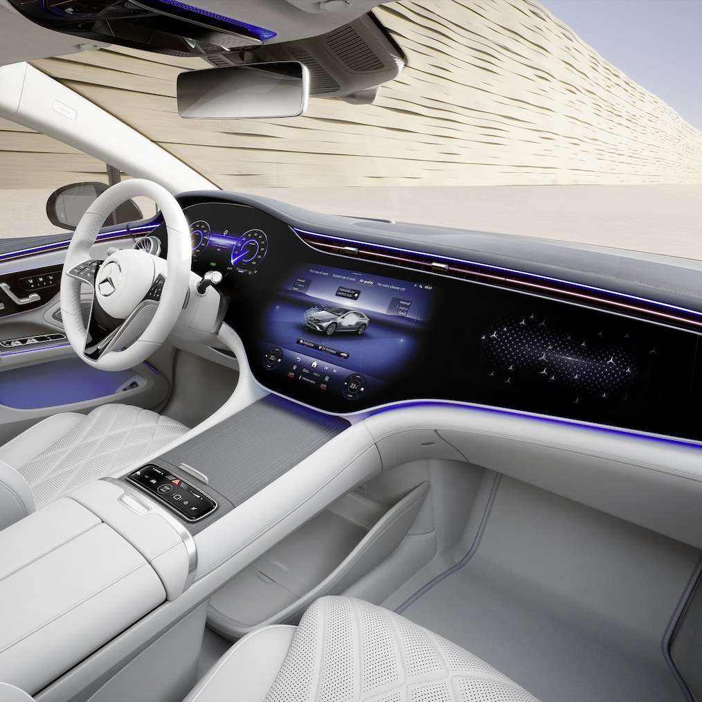 O interior com MBUX Hyperscreen no EQS Limousine da Mercedes-Benz.