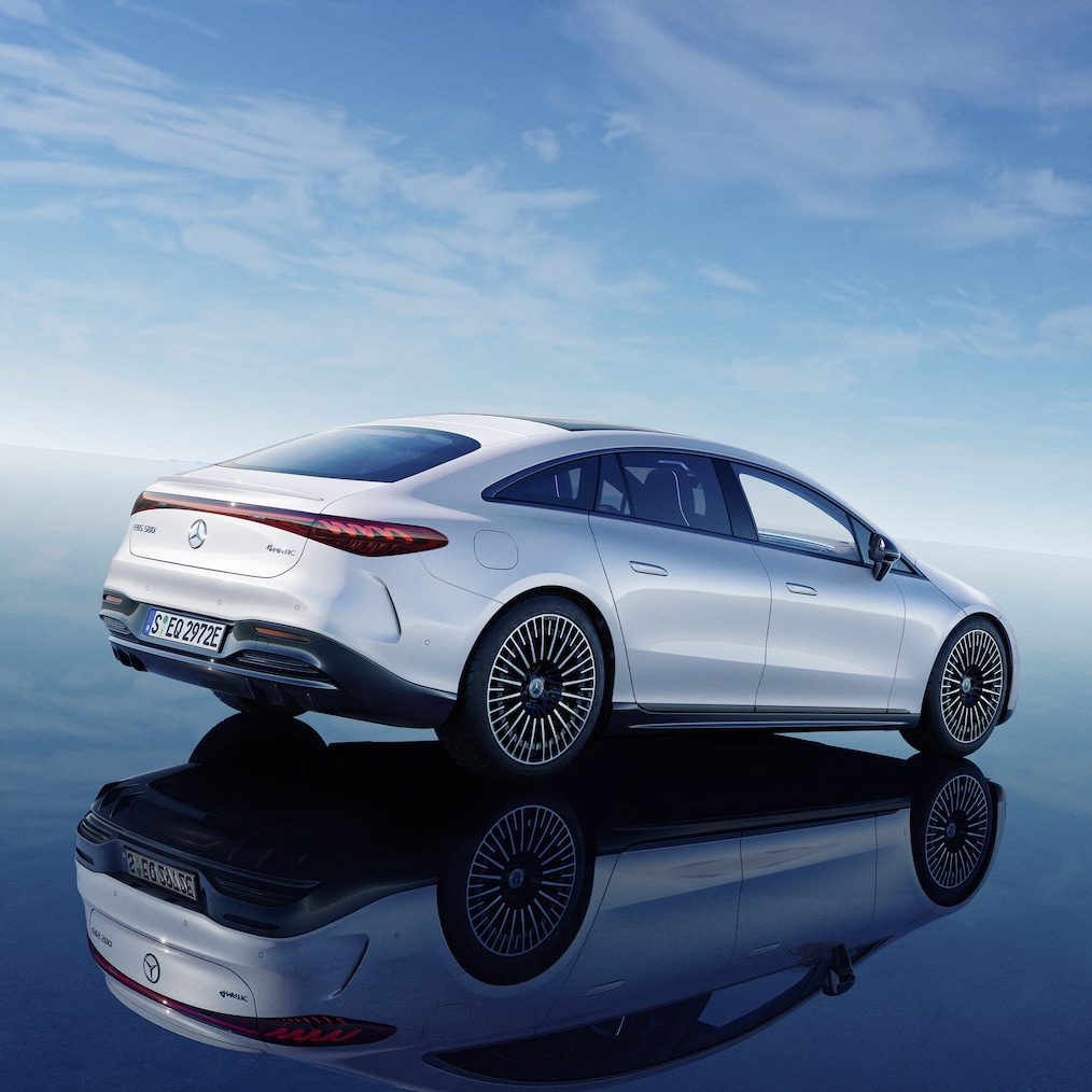 Vista traseira do EQS Sedan com a porta do passageiro aberta.