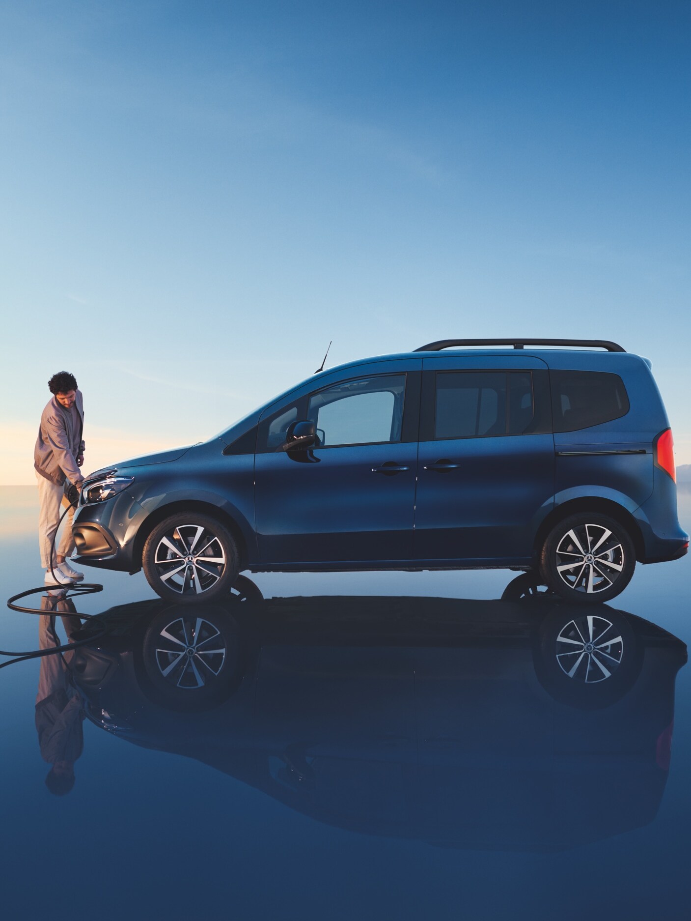 O Mercedes-Benz EQT durante o carregamento.