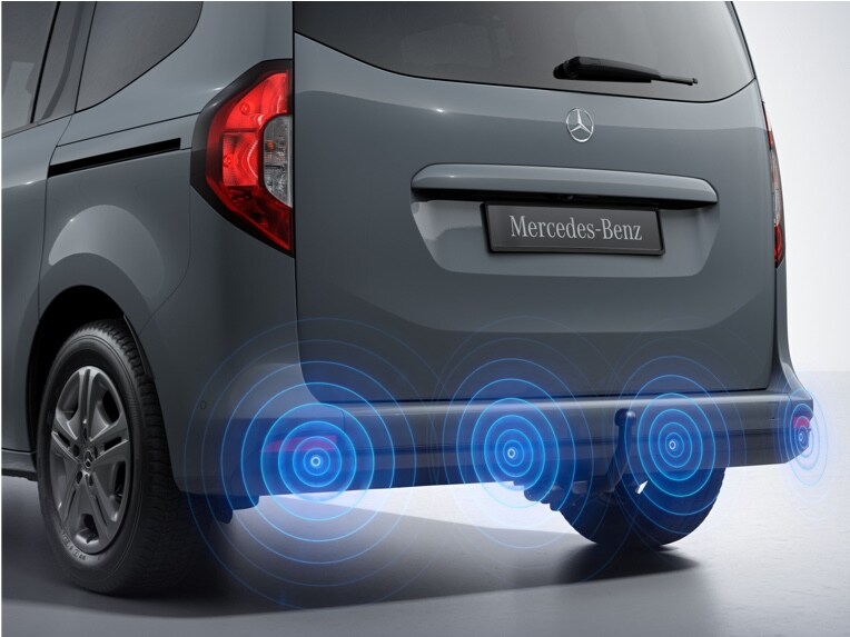 O auxílio ao estacionamento no espaço traseiro no Mercedes-Benz EQT.