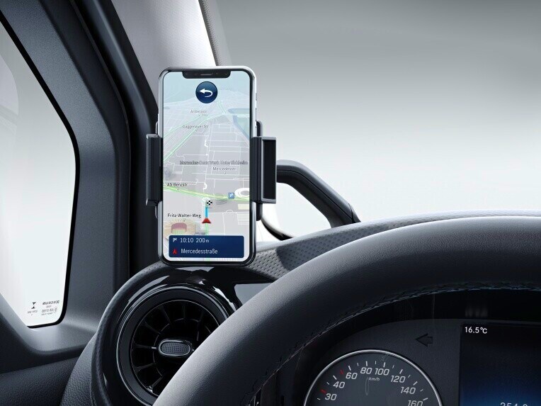 O suporte para smartphone na cabina do EQT.