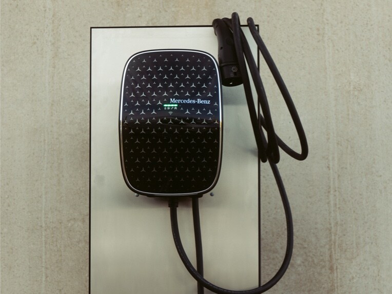 O Mercedes-Benz Wallbox Home para carregamento em residência.