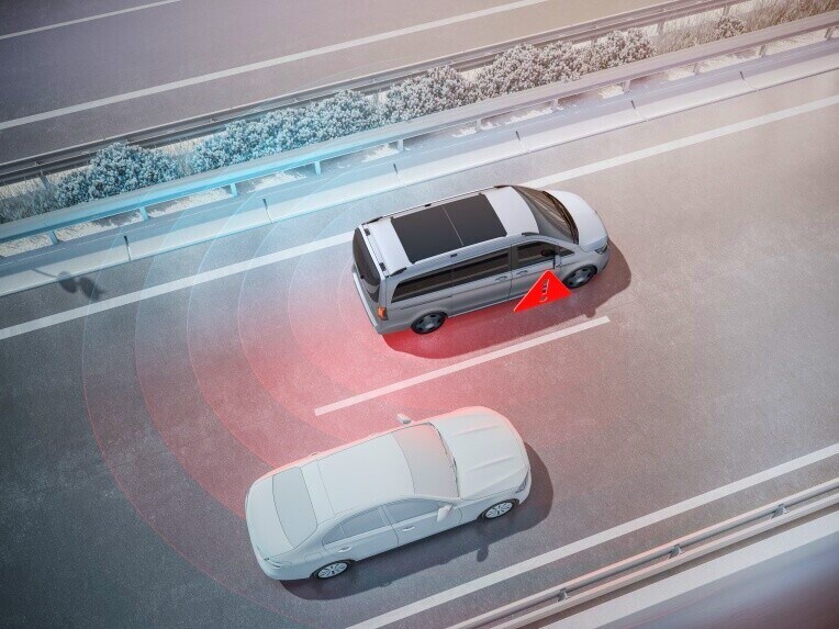 O Assistente de Ângulo Morto com Rear Cross Traffic Alert pode ajudar a evitar acidentes ao mudar de faixa e ao fazer marcha-atrás.