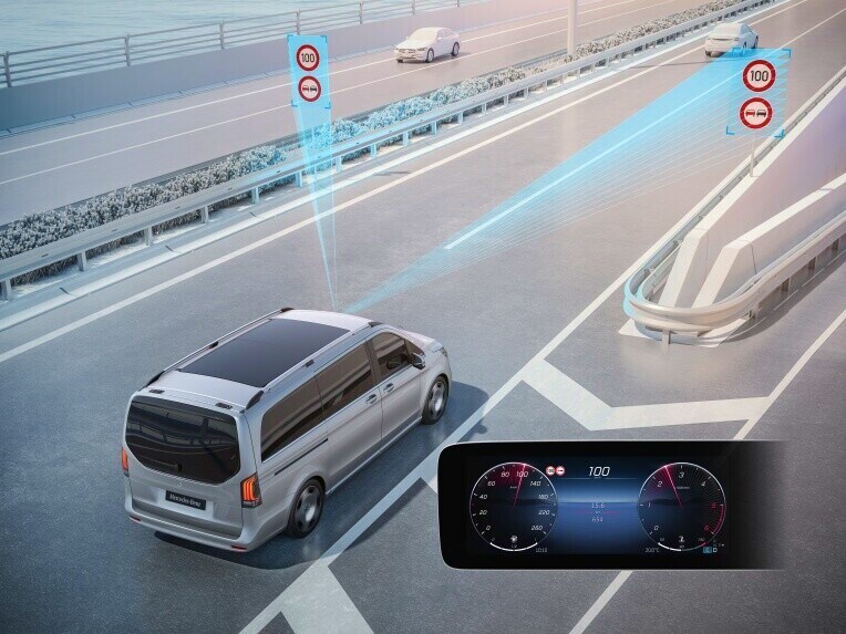 O Assistente de Sinais de Trânsito pode ajudar o condutor, indicando permanentemente as limitações de velocidade reconhecidas, bem como interdições de acesso e ultrapassagem.