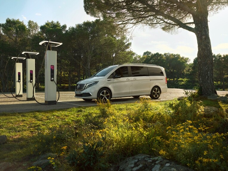 Através do Mercedes me Charge tem acesso fácil a estações de carregamento públicas de diferentes operadores.