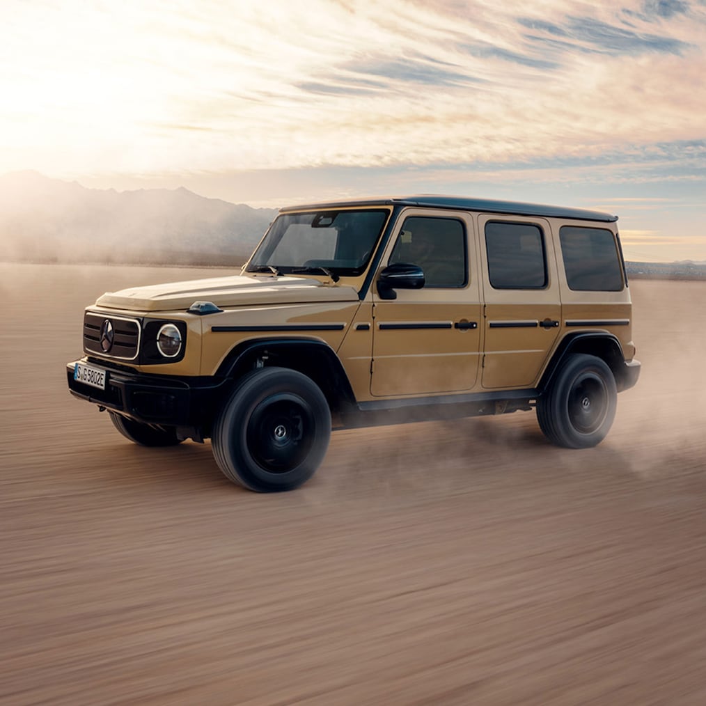 Os displays específicos de off-road no display de instrumentos/display multimédia ou um Mercedes-Benz G 580 a circular fora de estrada.