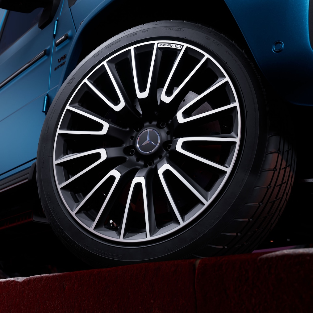Grande plano de uma jante forjada AMG com design de raios cruzados num Mercedes-AMG G 63 (RG4).
