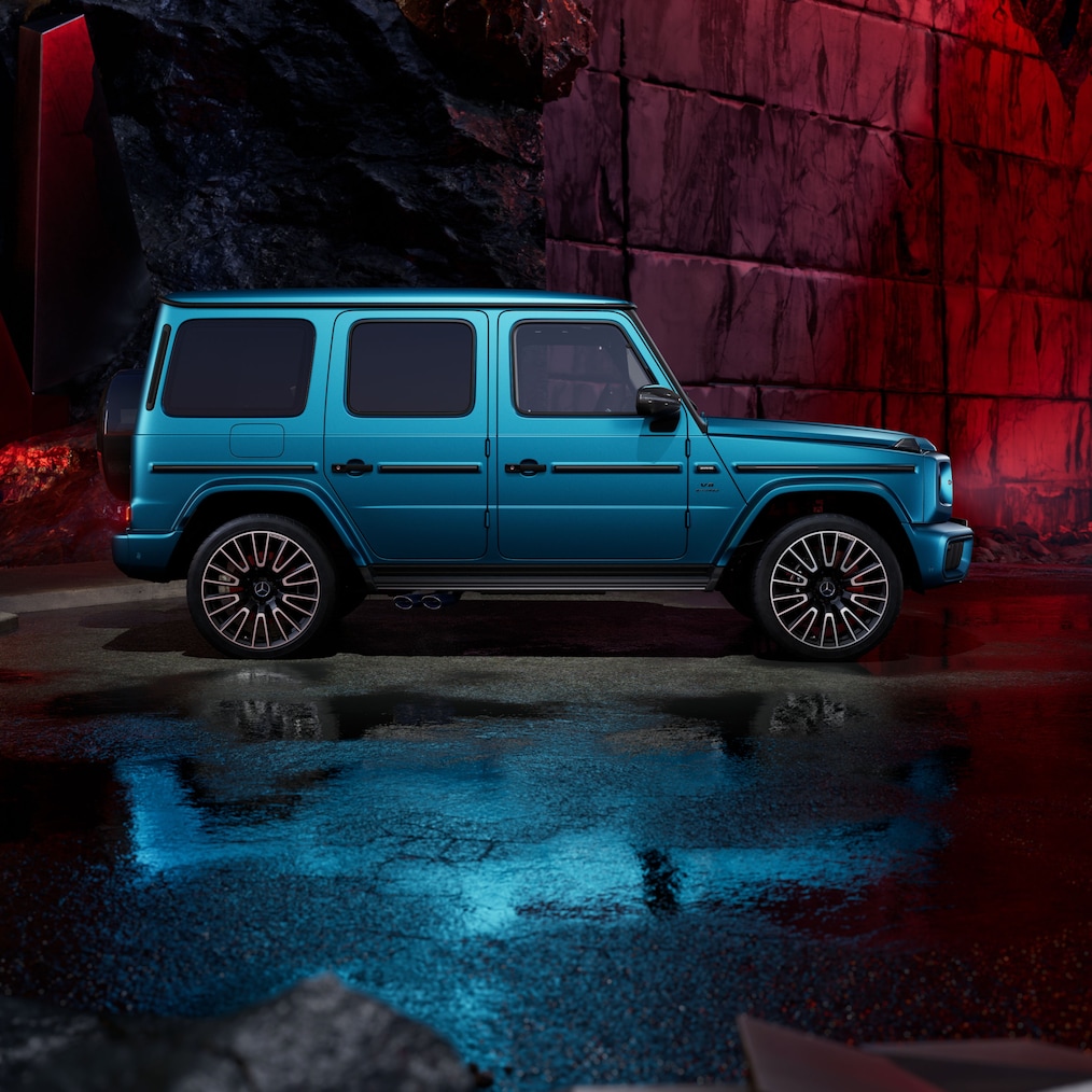 Vista frontal lateral do Mercedes-AMG G 63 com acabamento de pintura MANUFAKTUR hiper azul magno.