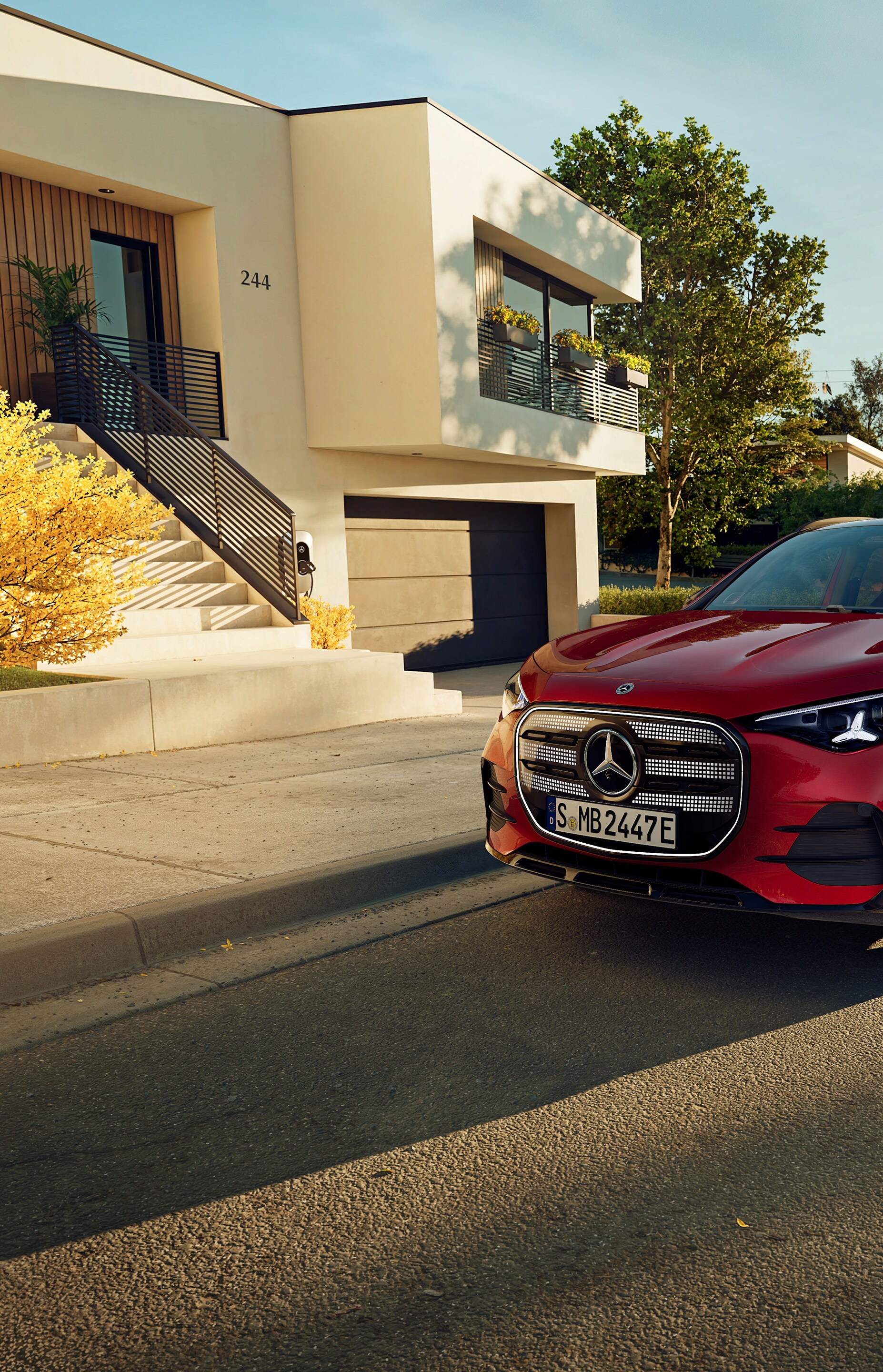 O novo GLA elétrico da Mercedes-Benz estacionado num lugar de estacionamento ao lado de um café.