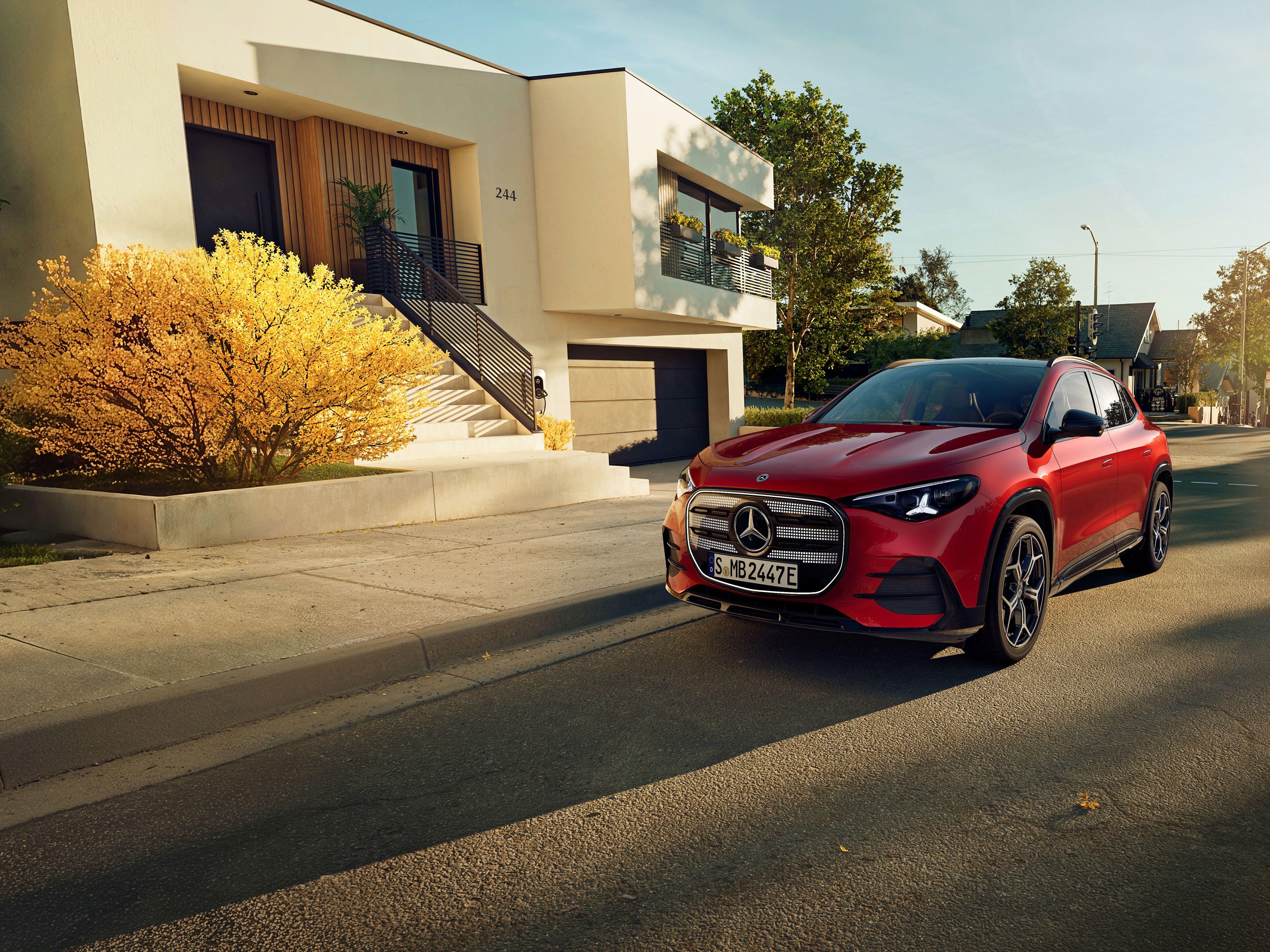 Exterior | O novo GLA elétrico | Mercedes-Benz O novo GLA elétrico da Mercedes-Benz estacionado num lugar de estacionamento ao lado de um café.
