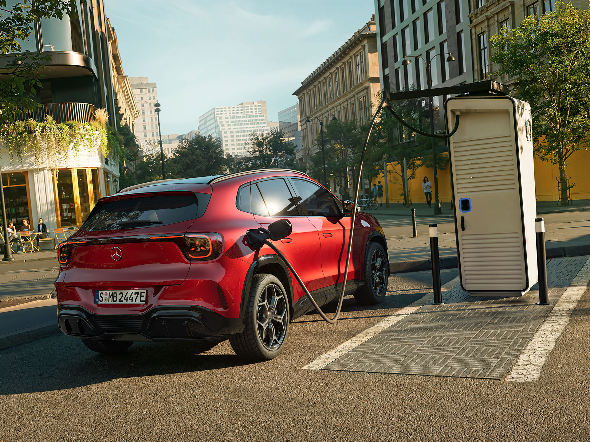 Autonomia e Carregamento | O novo GLA elétrico | Mercedes-Benz O novo GLA elétrico da Mercedes-Benz enquanto carrega ao lado de uma estação de carregamento.