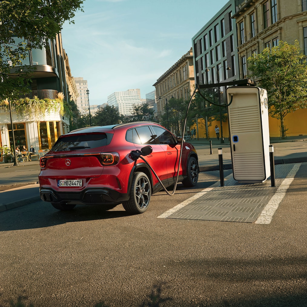 O novo Mercedes-Benz GLA elétrico estacionado numa estação de carga elétrica.
