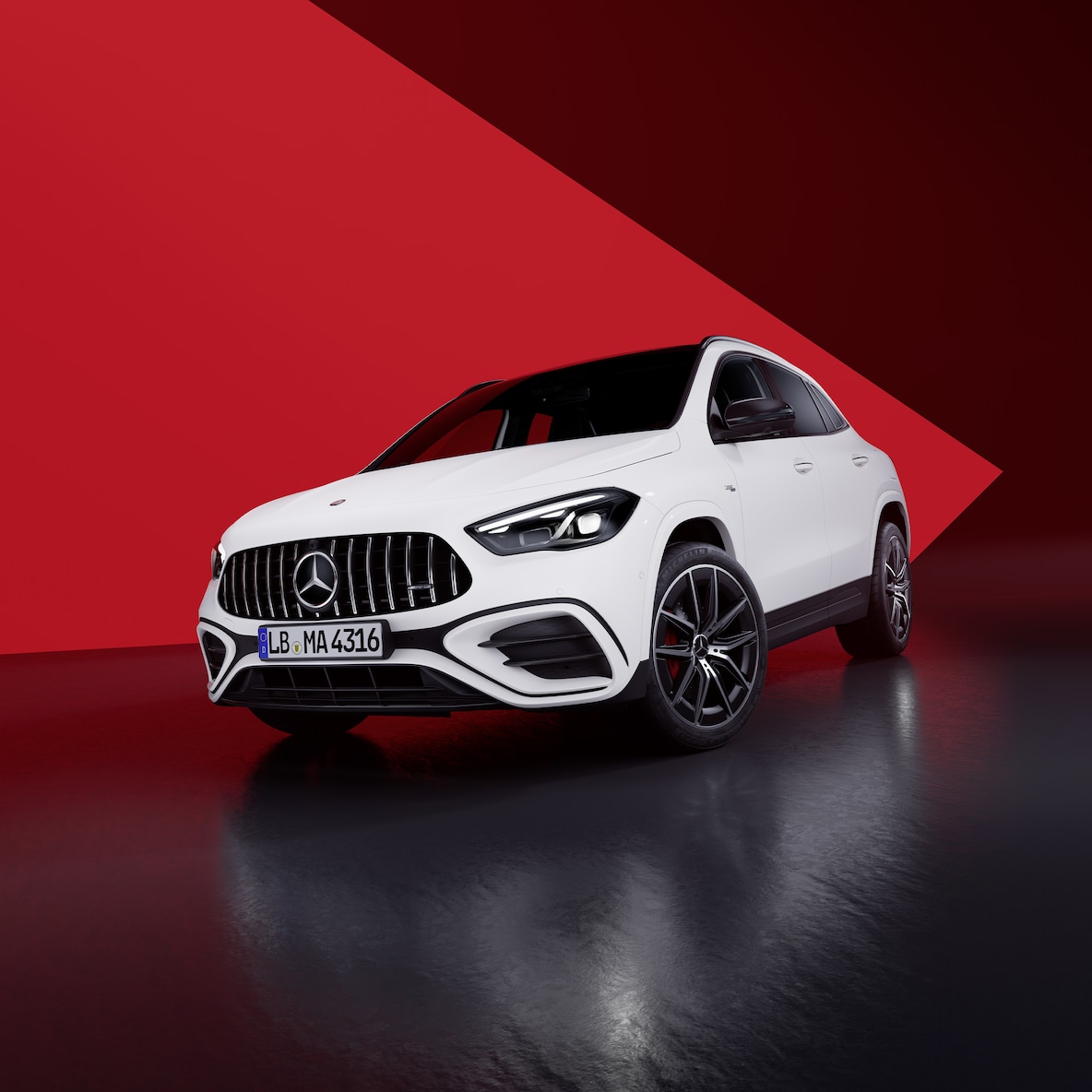 Vista lateral frontal de um Mercedes-AMG GLA 35 4MATIC.