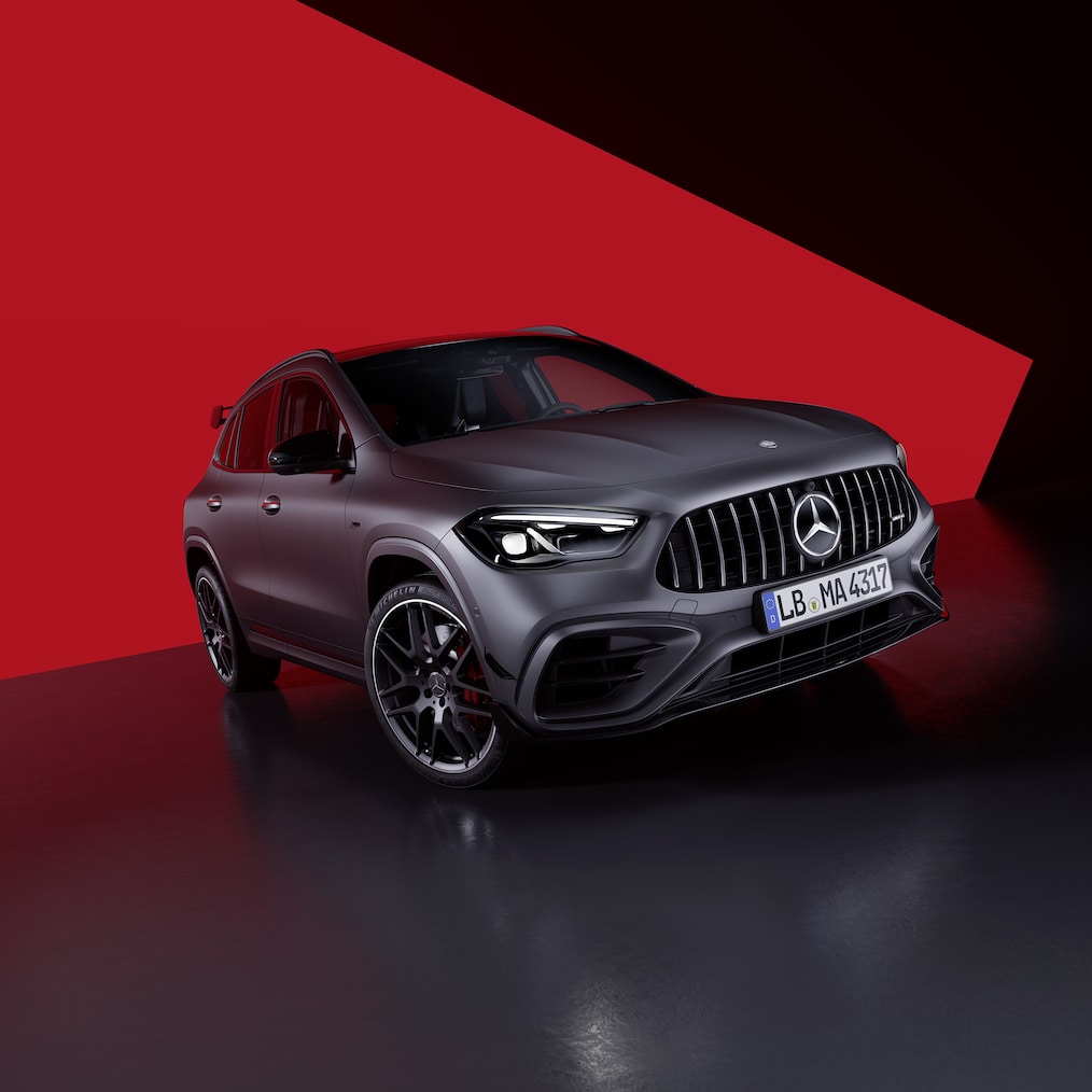 Vista lateral frontal de um Mercedes-AMG GLA 45 S 4MATIC+.
