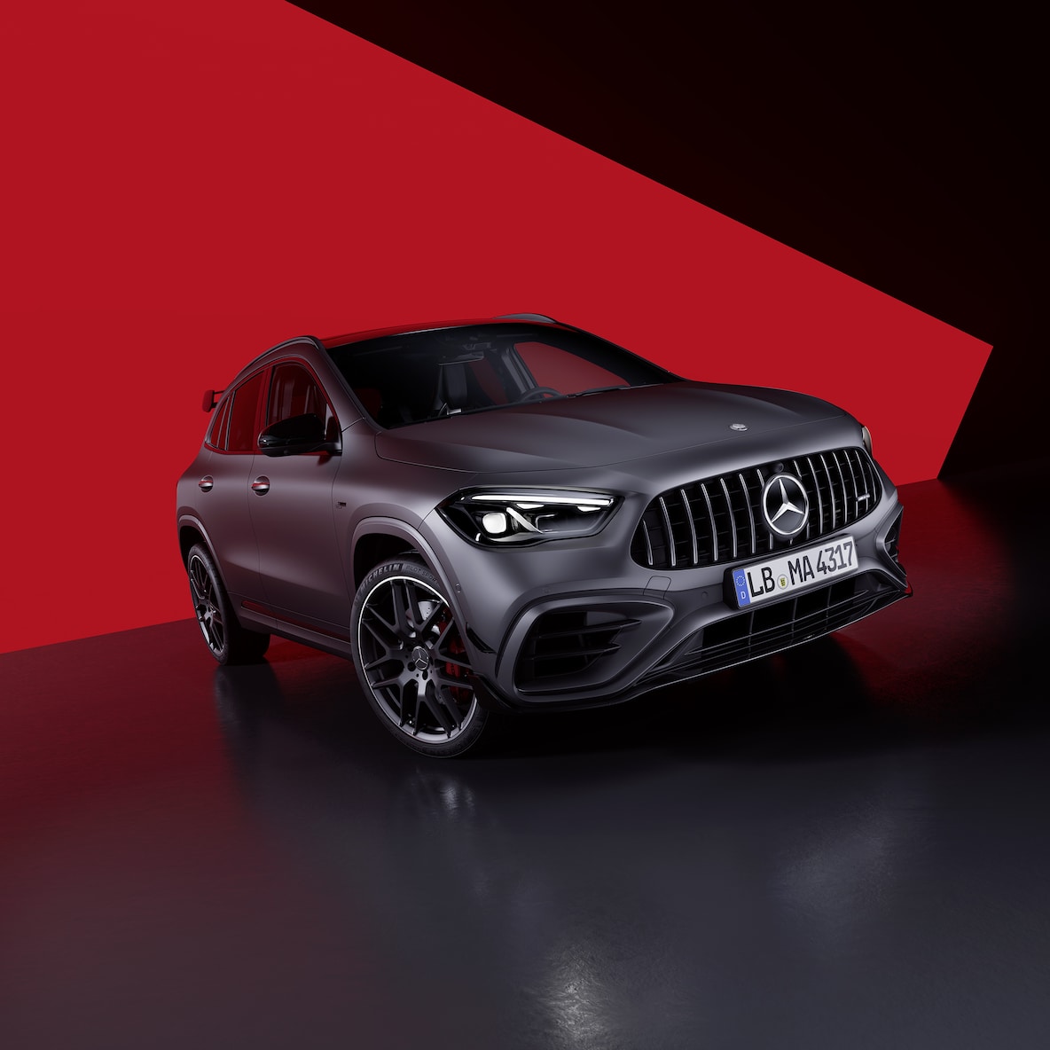 Vista lateral frontal de um Mercedes-AMG GLA 45 S 4MATIC+.