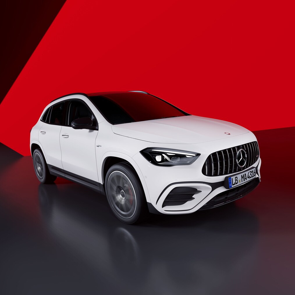 Vista lateral traseira de um Mercedes-AMG GLA 45 S 4MATIC+.