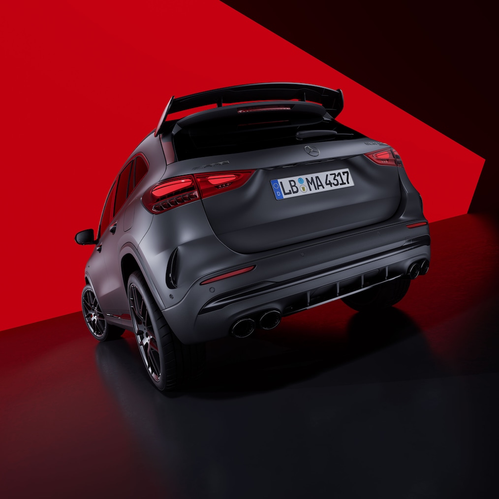 Vista lateral traseira de um Mercedes-AMG GLA 45 S 4MATIC+.