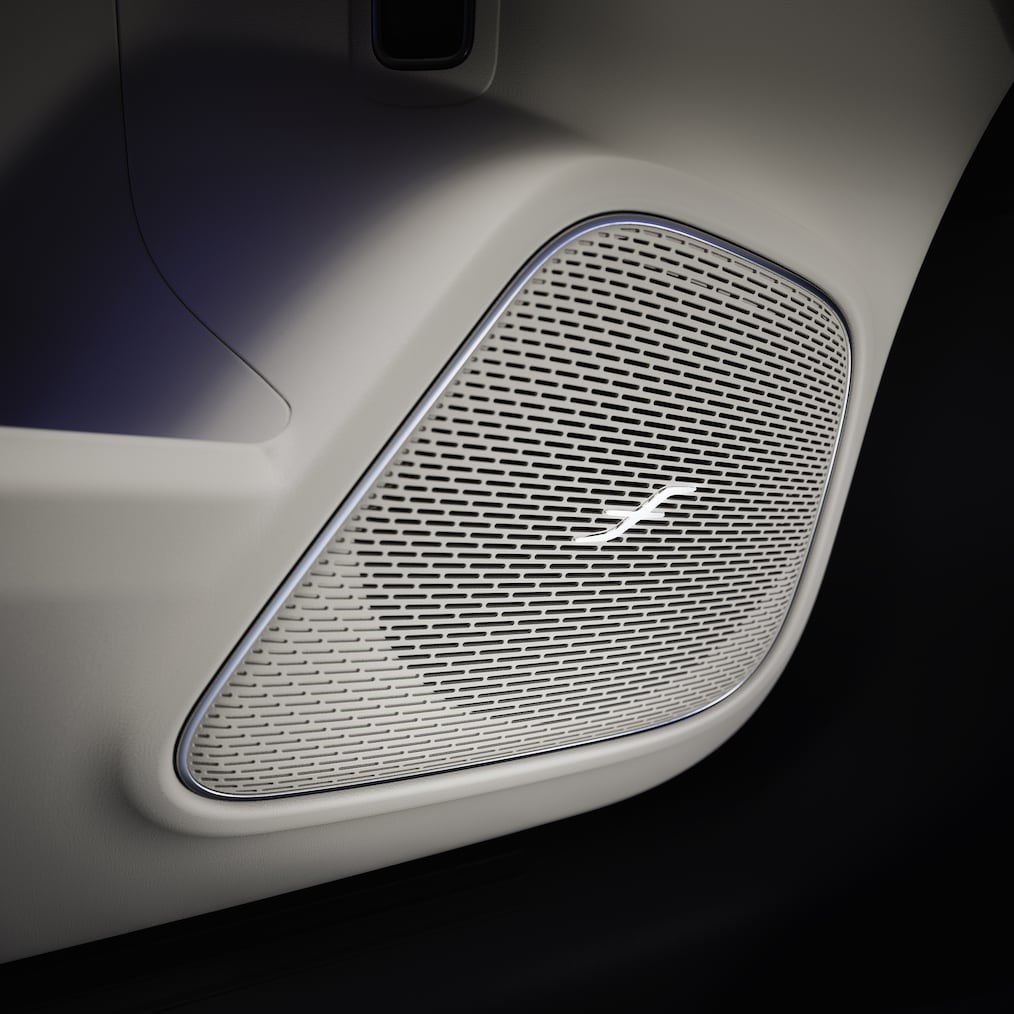 Um altifalante do sistema de som surround Burmester® no Mercedes-Benz GLA.
