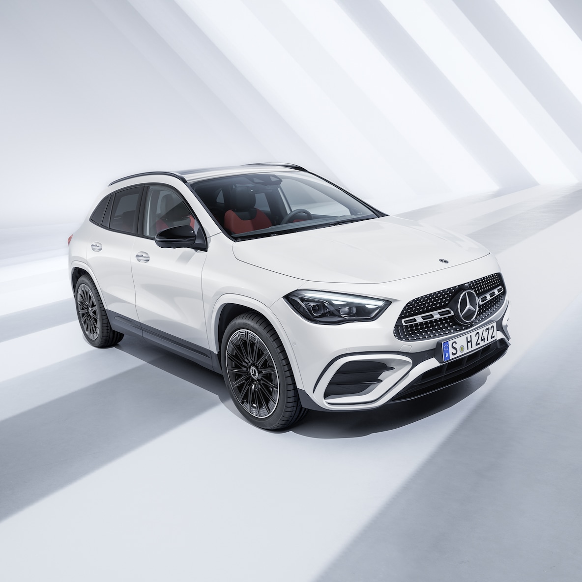 Vista frontal lateral do Mercedes-Benz GLA.