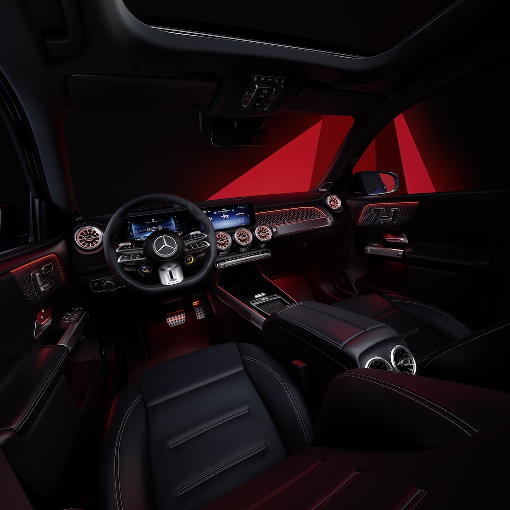 O Mercedes-AMG GLB Interior com bancos AMG Performance e volante AMG Performance.