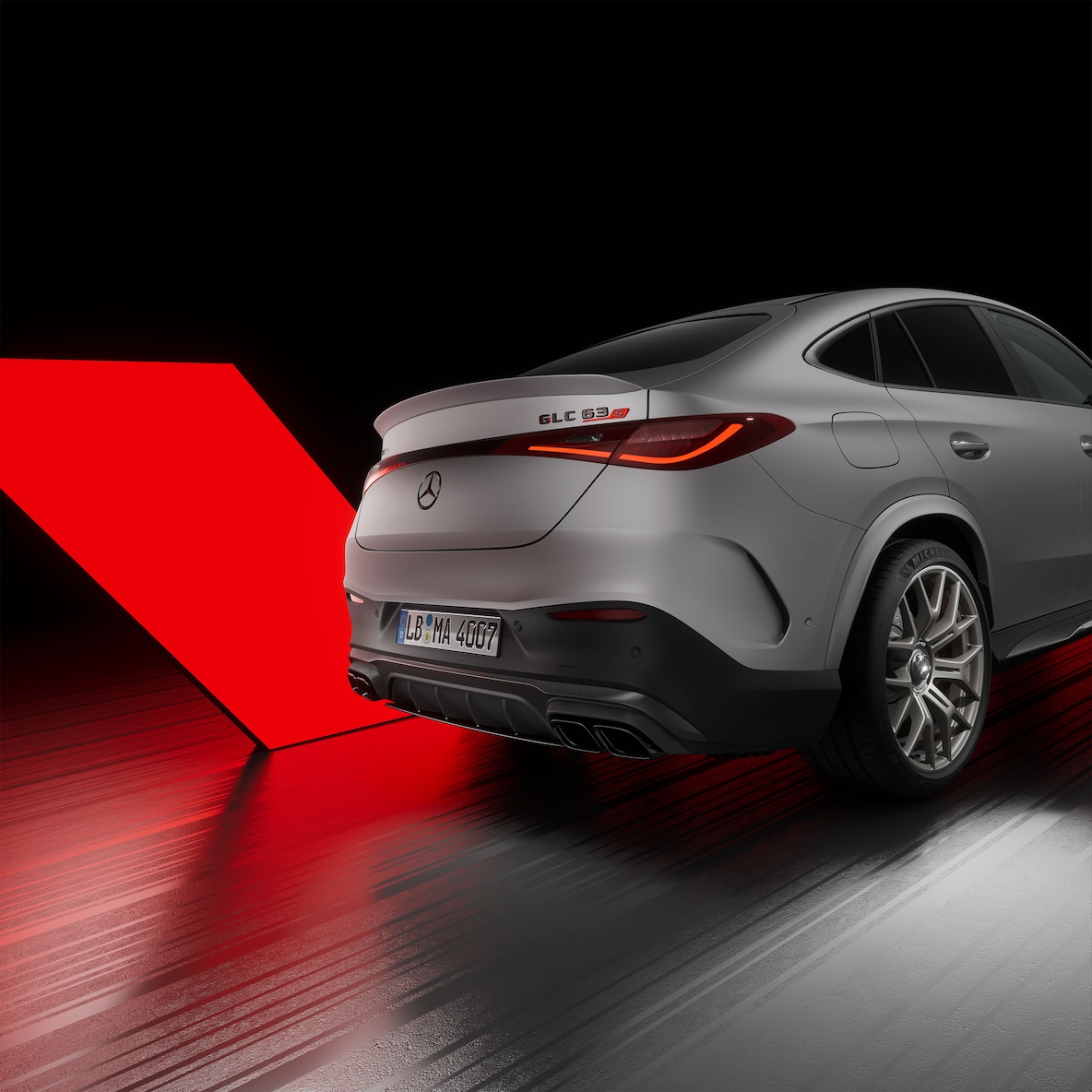 Mercedes-AMG GLC 63 S E PERFORMANCE Coupé numa vista do lado direito no espaço traseiro.