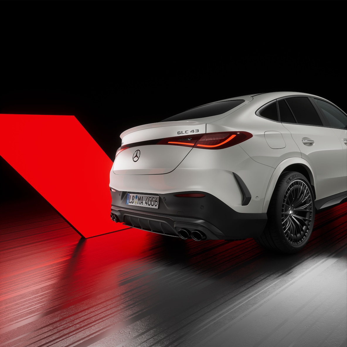 Mercedes-AMG GLC Coupé vista do lado direito da traseira. 