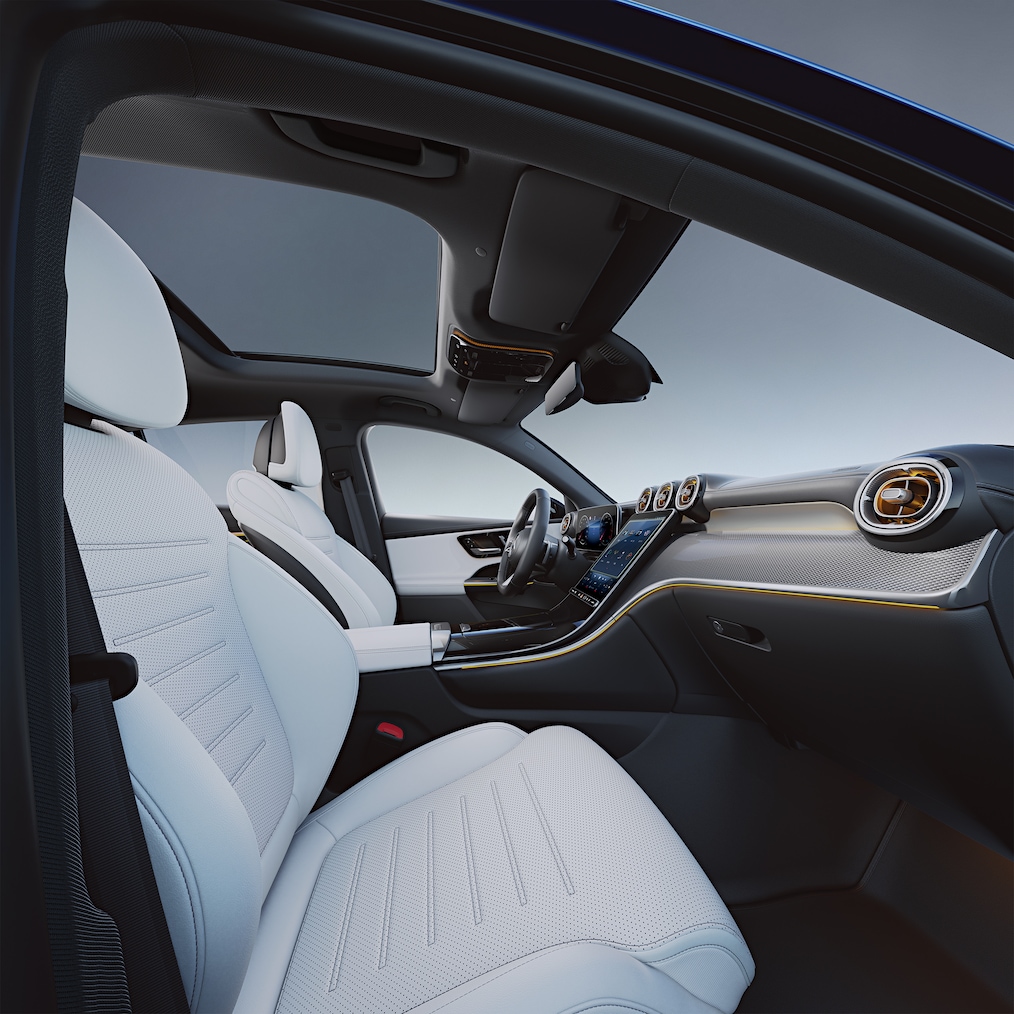 Vista detalhada do cockpit com displays num Mercedes-Benz GLC.