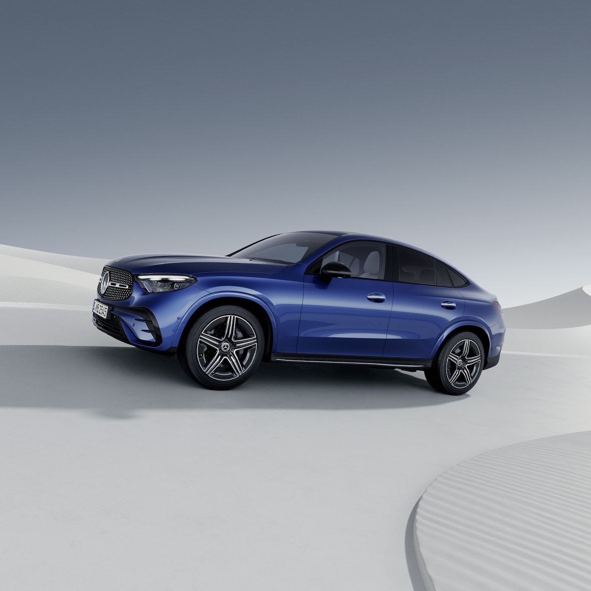 Vista frontal lateral do Mercedes-Benz GLC Coupé.