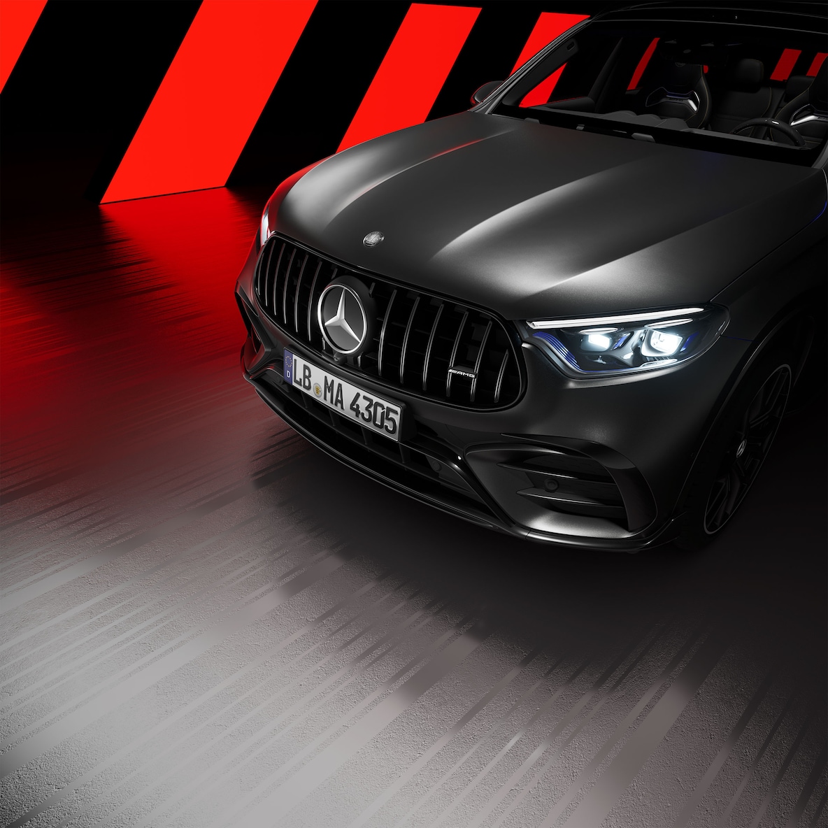 Vista lateral da dianteira de um Mercedes-AMG GLC SUV com o Exterior Pack Night
